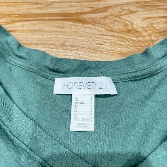 Forever 21 Emerald Green V Neck Tee Women’s Small - Picture 2 of 2
